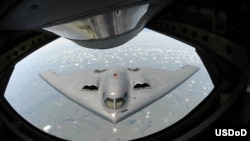 미군의 B-2 폭격기가 공중 주유를 위해 KC-135 스트래토탱커 항공기에 접근하고 있다. (자료사진)