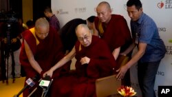 2019年4月4日，流亡西藏精神领袖达赖喇嘛在助手搀扶下抵达新德里的一次活动现场