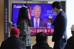 지난 7일 한국 서울역에 설치된 TV에서 조 바이든 민주당 대통령 후보의 연설 관련 보도가 나오고 있다.