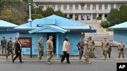 South Korea Ua16일 한국을 방문 중인 린다 토머스-그린필드 유엔 주재 미국대사가 비무장지대(DMZ) 판문점 유엔군사정전위원회(UNCMAC) 회담장 앞을 걷고 있다.