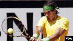 Rafael Nadal mengembalikan bola kepada Marin Cilic dalam turnamen tenis Italia Terbuka di Roma, Jumat (13/5).