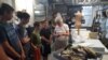 A group of local residents visit the textile unit at the Historical Society of Harford County in Maryland. (F.El Masry/VOA)