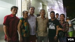 រូប​ឯកសារ៖ លោក ណៃ វង់ដា (កណ្តាល) និង​លោក យី សុខសាន្ត (ស្តាំ​ទីពីរ) ថត​រូប​ជាមួយ​នឹង​ពលរដ្ឋ​ដែល​បាន​មក​ស្វាមគន៍ និង​អបអរ​ចំពោះ​ការ​ដោះលែង​ឲ្យ​នៅ​ក្រៅឃុំ​របស់​មន្ត្រី​សិទ្ធិមនុស្ស​ទាំង​បួននាក់​របស់​អង្គការ​អាដហុក និង​មន្ត្រី គ.ជ.ប ម្នាក់​គឺ​លោក នី ចរិយា នៅ​មុខ​ការិយាល័យ​អង្គការ​អាដហុក នៅ​រាត្រី​ថ្ងៃព្រហស្បតិ៍ ទី២៩ ខែមិថុនា ឆ្នាំ២០១៧។ (ខាន់ សុគុំមនោ/VOA)