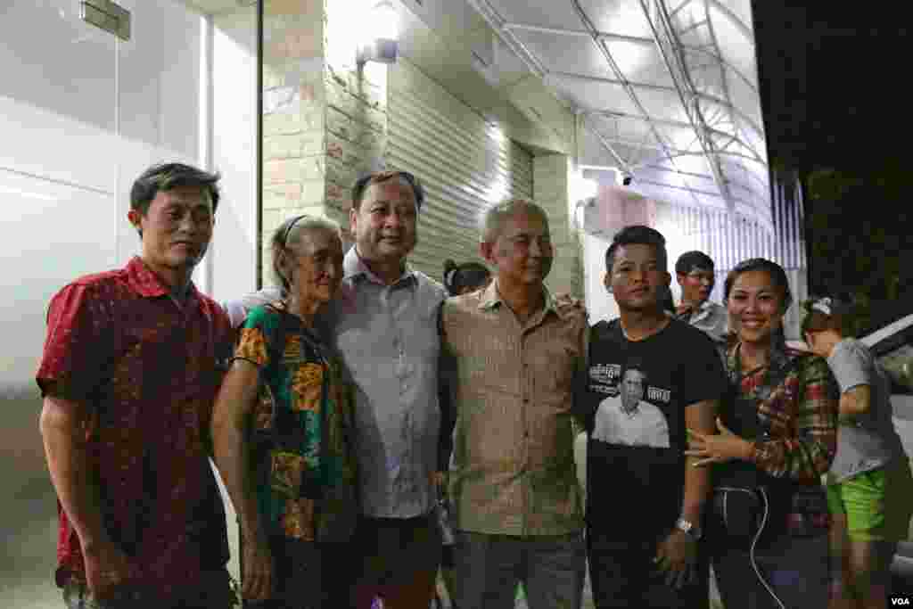 លោក ណៃ វង់ដា (កណ្តាល) និង​លោក យី សុខសាន្ត (ស្តាំ​ទីពីរ) ថត​រូប​ជាមួយ​នឹង​ពលរដ្ឋ​ដែល​បាន​មក​ស្វាគមន៍ និង​អបអរ​ចំពោះ​ការ​ដោះលែង​ឲ្យ​នៅ​ក្រៅឃុំ​របស់​មន្ត្រី​សិទ្ធិមនុស្ស​ទាំង​បួននាក់​របស់​អង្គការ​អាដហុក និង​មន្ត្រី គ.ជ.ប ម្នាក់​គឺ​លោក នី ចរិយា នៅ​មុខ​ការិយាល័យ​អង្គការ​អាដហុក នៅ​រាត្រី​ថ្ងៃព្រហស្បតិ៍ ទី២៩ ខែមិថុនា ឆ្នាំ២០១៧។ (ខាន់ សុគុំមនោ/VOA)