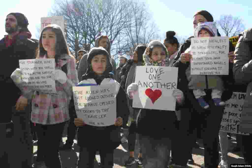 Despite the cold weather, families with children participated in support of immigrants and refugees, Feb. 4, 2017, in Washington, D.C. (S. Islam/VOA)