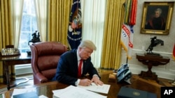 도널드 트럼프 미국 대통령이 백악관 집무실에서 법안에 서명하고 있다. (자료사진)