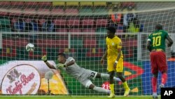 Dan wasan Kamaru Vincent Aboubakar a lokacin da yake zura kwallo a ragar Ethiopia.