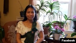 លោកស្រី ទិត គឹមហ៊ុន ជាតំណាងក្រុមនយោបាយជំទាស់នៃប្រទេសកម្ពុជា និងជាអ្នករៀបចំកម្មវិធីជួបសំណេះសំណាលជាមួយក្រុមមន្ត្រីតំណាងសមាជិកព្រឹទ្ធសភាលោក Thom Tillis ខាងគណបក្សសាធារណរដ្ឋ នៅថ្ងៃសៅរ៍ទី៣១ ខែតុលា ឆ្នាំ២០២០ មុនថ្ងៃបោះឆ្នោតទី៣ វិច្ឆិកា ឆ្នាំ២០២០។ (រូបពីទំព័រហ្វេសប៊ុក Kimhun Thit)