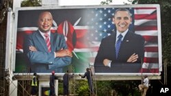 បដា​មួយ​ត្រូវ​បាន​លើក​ឡើង​ ដែល​បង្ហាញ​ពី​រូប​របស់​ប្រធានាធិបតី​កេនយ៉ា Uhuru Kenyatta (រូប​ឆ្វេង) និង​ប្រធានាធិបតី​ បារ៉ាក់ អូបាម៉ា នៅ​ក្នុង​រដ្ឋធានី​ណៃរ៉ូប៊ី ប្រទេស​កេនយ៉ា កាលពី​ថ្ងៃទី២៣ ខែកក្កដា ឆ្នាំ២០១៥។