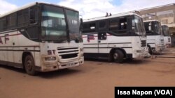 Cars immobilisés par la grève des chauffeurs routiers du Burkina Faso, Ouagadougou, 9 août 2017. (VOA/Issa Napon)
