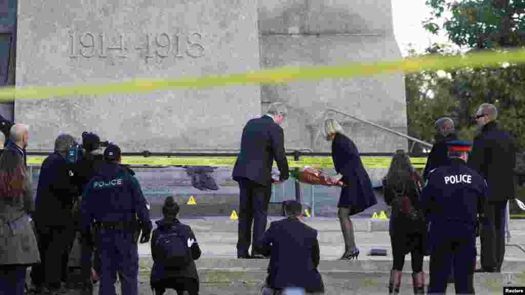 Canada&#39;s Prime Minister Stephen Harper and his wife, Laureen Harper, lay flowers at the National War Memorial in downtown Ottawa October 23, 2014. 
