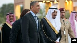 Saudi Arabia's Crown Prince Salman bin Abdulaziz Al Saud, escort President Barack Obama to his meeting with Saudi King Abdullah at Rawdat Khuraim, Saudi Arabia, March 28, 2014.