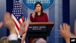 លោកស្រី Sarah Huckabee Sanders ​អ្នកនាំ​ពាក្យ​សេតវិមាន​ថ្លែង​នៅ​ក្នុង​សន្និសីទ​ព័ត៌មាន​ប្រចាំ​ថ្ងៃ​នៅ​សេតវិមាន កាលពី​ថ្ងៃទី១០ ខែមេសា ឆ្នាំ២០១៨។