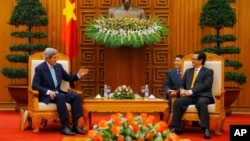 AQSh Davlat kotibi Jon Kerri (chapda) Vyetnam Bosh vaziri Nguyen Tan Dung bilan, Xanoy, 16-dekabr, 2013-yil.