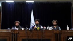 자비훌라 무자히드 탈레반 대변인(가운데)이 17일 카불에서 기자회견을 했다.