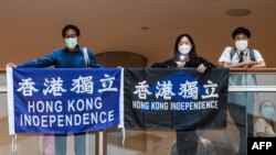 ពលរដ្ឋកាន់បដាតវ៉ានៅខាងក្រៅផ្សារទំនើបមួយនៅក្រុងហុងកុង កាលពីថ្ងៃទី០៩ ខែមិថុនា ឆ្នាំ២០២០។