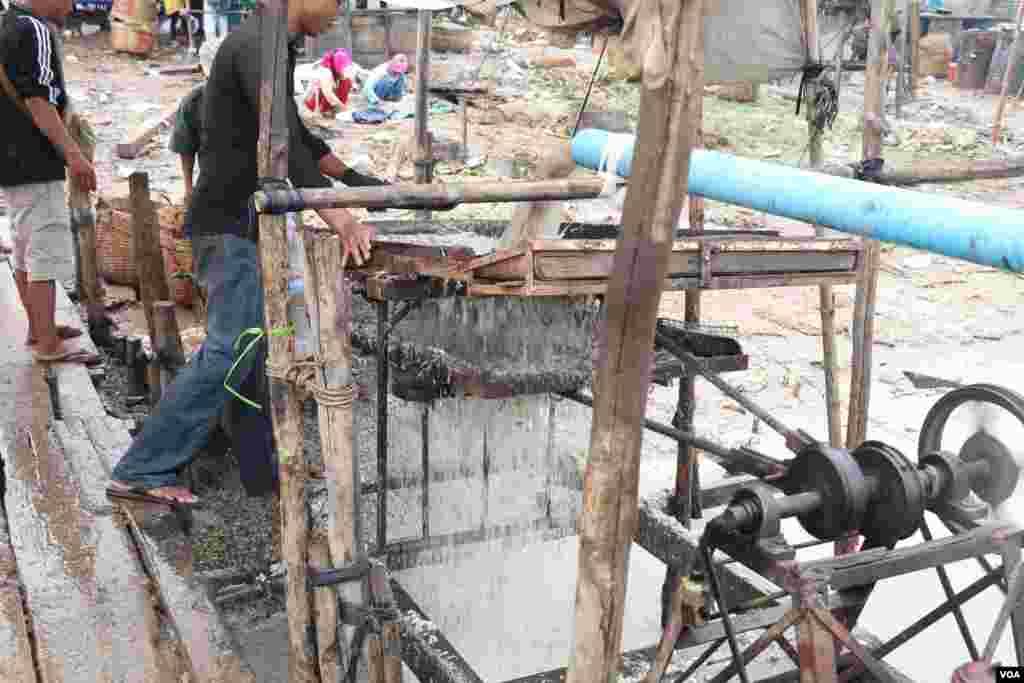 កន្លែងសម្អាតត្រីធ្វើប្រហុក ក្រោយពីកាត់ក្បាលរួច(ស៊ុន ណារិន/VOA)