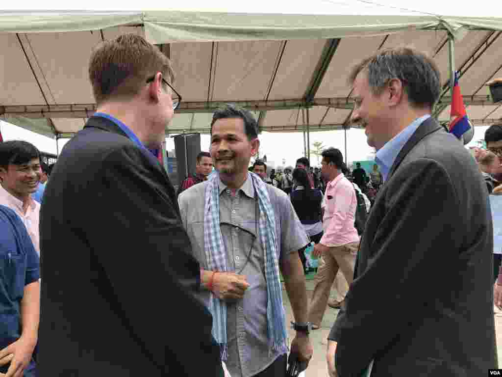 លោក​មាជ សុវណ្ណារ៉ា​ មន្ត្រីជាន់​ខ្ពស់​អតីត​គណបក្ស​សង្គ្រោះ​ជាតិ​ (ឈរនៅកណ្តាល​)​សន្ទនា​ជាមួយ​ក្រុមមន្ត្រីស្ថានទូត​សហរដ្ឋអាមេរិក​ ក្នុង​ពិធី​រំឭកខួបលើកទី២៨ឆ្នាំ​ ​នៃកិច្ចព្រមព្រៀង​ទីក្រុង​ប៉ារីស​ រៀបចំ​ទីក្រុង​ភ្នំពេញ​ថ្ងៃ​ទី​២៣ ខែ​តុលា​ ឆ្នាំ​២០១៩។ (ហ៊ុល រស្មី​/VOA)