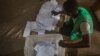 Le dépouillement de la présidentielle dans un bureau de vote à Lomé, Togo, 22 février 2020. 
