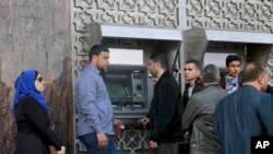 گروهی از مردم در مقابل دستگاه پرداخت پول بانک در شهر غزه