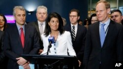 Duta Besar Amerika Serikat untuk PBB Nikki Haley (tengah), dikelilingi oleh perwakilan negara-negara pendukung lainnya, memberikan keterangan kepada wartawan di luar Majelis Umum PBB, 27 Maret 2017.