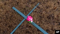 Križ na improviziranom spomeniku žrtvama avionske nesreće kod rijeke Potomac, 31. januara 2025. u Arlingtonu, Va.