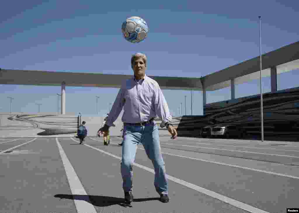 Menlu AS John Kerry ikut dalam permainan sepak bola dadakan dengan stafnya&nbsp; sambil menunggu pesawat yang membawanya mengisi bahan bakar dalam perjalanan antara Islamabad - London, di Bandara Wina, Austria. 