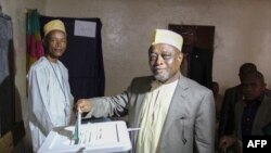 Mohamed Ali Soilihi, à droite, candidat du pouvoir sortant à la présidentielle du 10 avril 2016 aux Comores