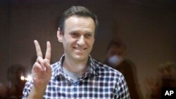 Pemimpin oposisi Rusia Alexei Navalny dalam sebuah kesempatan pada sidang atas kasus yang dijalaninya di Pengadilan Babuskinsky di Moskow, Rusia, pada 20 Februari 2021. (Foto: AP/Alexander Zemlianichenko)