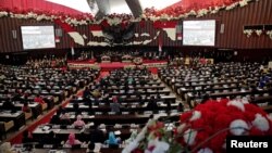 FILE - Indonesian members of parliament listen to president Joko Widodo's speech on August 16, 2017. (REUTERS/Beawiharta)