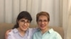 نسرین ستوده، وکیل زندانی، در کنار دخترش مهراوه پس از آمدن به مرخصی پزشکی. منبع: شبکه‌های اجتماعی