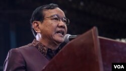 រូបឯកសារ៖ រដ្ឋមន្ត្រី​ក្រសួង​ការបរទេស​កម្ពុជា លោក ប្រាក់ សុខុន នៅក្នុង​ពិធី​ខួប៧០​ឆ្នាំ​នៃ​ទំនាក់ទំនង​ការទូត​អាមេរិក និង​កម្ពុជា ដែល​រៀបចំ​ដោយ​ស្ថានទូត​អាមេរិក​នៅ Futures Factory នៅ​រាជធានី​ភ្នំពេញ នៅ​ថ្ងៃទី៨ ខែមករា ឆ្នាំ២០២០។ (អូន ឆេងប៉រ/វីអូអេ)