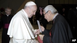 香港退休主教陈日君在梵蒂冈向教宗方济各提交一封信。（梵蒂冈报纸罗马观察报2018年1月10日发布）