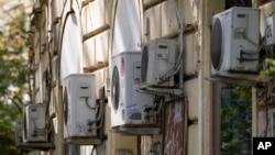 រូបឯកសារ៖ ម៉ាស៊ីនត្រជាក់ត្រូវបានបំពាក់នៅជាប់អគារមួយខ្នងនៅទីក្រុង Rome ប្រទេសអូស្ត្រាលី កាលពីថ្ងៃទី ២៥ ខែកក្កដា ឆ្នាំ ២០២៣។ 