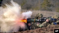 Seorang tentara Ukraina menembakkan senjata anti-tank dalam latihan militer gabungan di wilayah Donetsk, Ukraina, pada 15 Februari 2022. (Foto: AP/Vadim Ghirda)