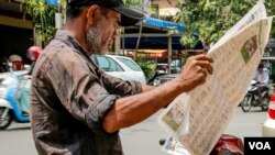 រូបឯកសារ៖ បុរសម្នាក់កំពុងអានកាសែត ​នៅរាជធានីភ្នំពេញ​ កាលពីថ្ងៃទី ២៣ ខែ​មីនា​ ឆ្នាំ២០១៨ ។ (ខាន់​ សុគុំមនោ/វីអូអេ)