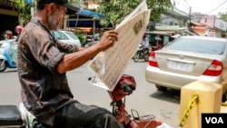 កាសែត​ភ្នំពេញ​ប៉ុស្ត​ ​ចាប់ដំណើរការ​តាំងពី​១៩៩២​ ជា​ប្រភព​ព័ត៌មាន​មួយ​ដែល​ប្រជាជនទូទៅចាត់ទុកថា​​​ជា​សារព័ត៌មាន​ឯករាជ្យមួយ, នៅរាជធានីភ្នំពេញ​, នៅថ្ងៃទី ២៣ ខែ​មីនា​ ឆ្នាំ២០១៨ ។ (ខាន់​ សុគុំមនោ/VOA)