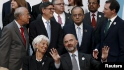 Le commissaire européen aux affaires économiques et financières Pierre Moscovici et la directrice générale du Fonds monétaire international Christine Lagarde lors d'une photo de groupe des ministres des Finances et gouverneurs de banques centrales du G-20, à Ankara, en Turquie, le 5 septembre 2015. (REUTERS/Umit Bektas) 