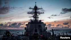 미 해군 구축함 듀이함이 태평양에서 기동하고 있다. (자료사진)