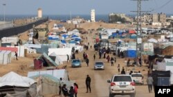 Falasdinawa a kusa da kan Iyakar Gaza da Egypt, Fabrairu 16, 2024