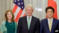 Từ trái sang, đại sứ Mỹ tại Nhật Bản Caroline Kennedy, cựu Tổng thống Hoa Kỳ Bill Clinton, giữa, cùng chụp hình với Thủ tướng Nhật Bản Shinzo Abe trước khi bắt đầu bữa tối do ông Abe tổ chức tại nhà riêng ở Tokyo, 17/3/2015. 