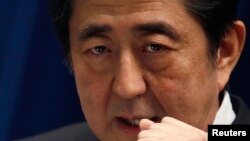 គណបក្សចម្រុះដឹកនាំដោយលោក Shinzo Abe (ខាងលើ) បាន​ទទួល​ជ័យជំនះ​លើសលប់នៅ​ក្នុងការ​បោះឆ្នោត​មុន​ពេល​កំណត់​នៃ​សភា​ជាន់ទាប​។