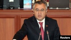 Omurbek Tekebayev, leader of Ata-Meken party, takes an oath during the first session of parliament in Bishkek, Nov. 10, 2010. Tekebayev was detained Sunday on charges of corruption and fraud.