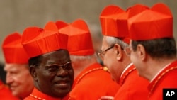 Le cardinal congolais Laurent Monsengwo Pasinya devant les autres cardinaux à la place Basilique au
Vatican samedi, le 20 novembre 2010.