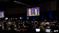 کۆمەڵێکی زۆری ڕۆژنامەنوسان و کارمەندانی ڕاگەیاندن لە فیلادلفیا کۆبوونەتەوە بۆ سەیرکردنی دیبەیتەکەی نێوان هەردوو کاندیدی سەرۆکایەتی ئەمەریکا.