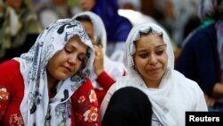 Orang-orang berduka di rumah sakit di Gaziantep, Turki setelah bom meledak di pesta perkawinan di Turki, 21 Agustus 2016.