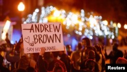 Demonstranti u Elizabet sitiju posle smrti Endrjua Brauna džuniora