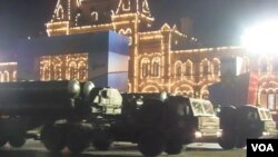 莫斯科红场阅兵彩排中展示的S-400防空导弹。(美国之音白桦拍摄)