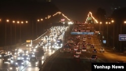 설연휴 마지막 날인 30일 오후 경기도 성남시 경부고속도로 서울요금소 인근으로 차량이 몰리고 있다. 