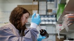 ARHIVA - Naučnica testira vezivanje antitela za virus u laboratoriji na Imperijalnom koledžu u Londonu, 30. jula 2020.